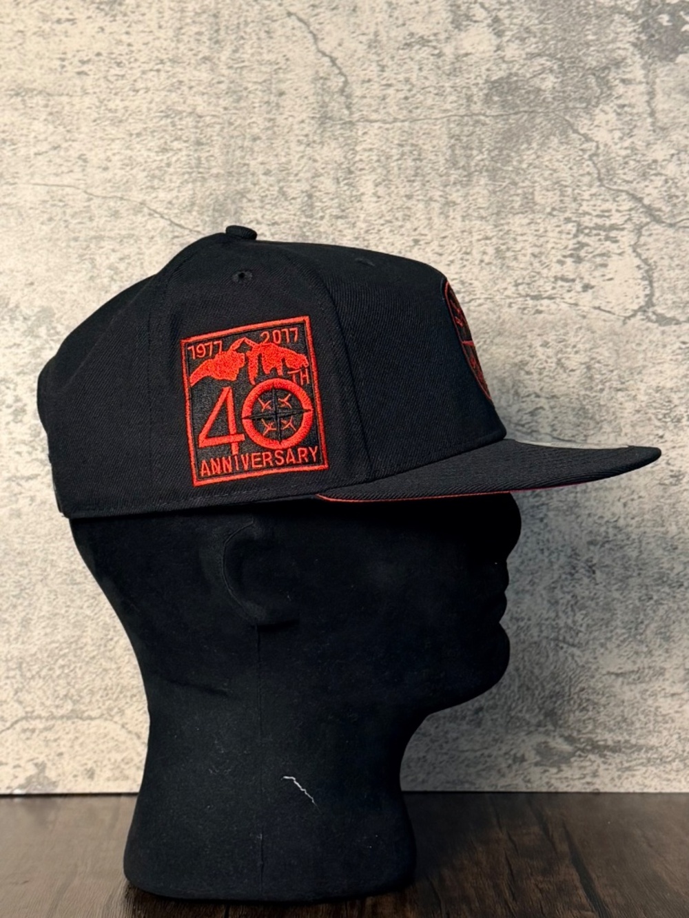 New Era 9FIFTY MLB Seattle Mariners Red Blackout 40th Anniv Patch Snapback Hat - Picture 7 of 9